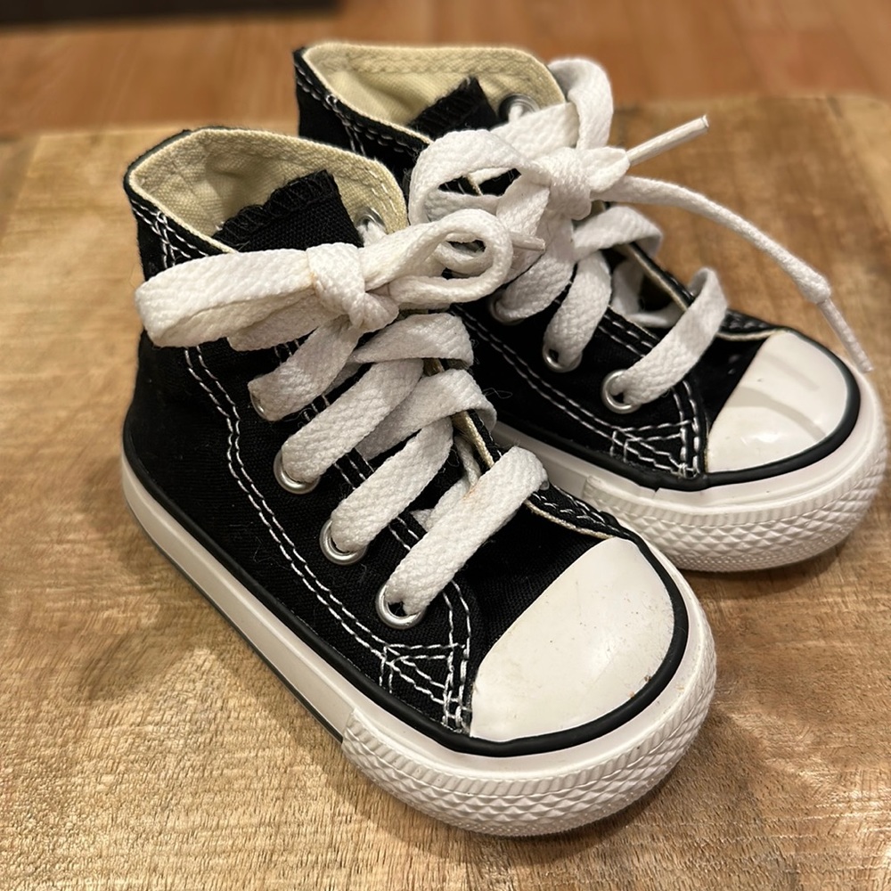 Converse toddler sneakers sz 3
